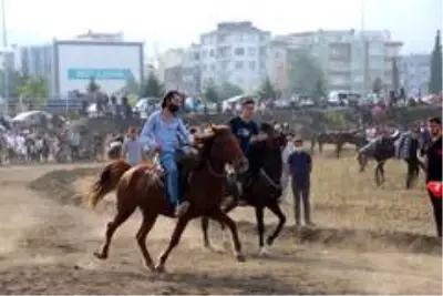 Cumhuriyet Bayramı etkinlikleri kapsamında at yarışları düzenlendi Cumhuriyet Bayramı etkinlikleri kapsamında at yarışları düzenlendi