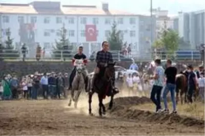 Cumhuriyet Bayramı etkinlikleri kapsamında at yarışları düzenlendi Cumhuriyet Bayramı etkinlikleri kapsamında at yarışları düzenlendi