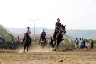 Cumhuriyet Bayramı etkinlikleri kapsamında at yarışları düzenlendi Cumhuriyet Bayramı etkinlikleri kapsamında at yarışları düzenlendi