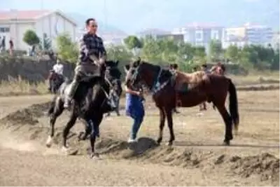 Cumhuriyet Bayramı etkinlikleri kapsamında at yarışları düzenlendi Cumhuriyet Bayramı etkinlikleri kapsamında at yarışları düzenlendi