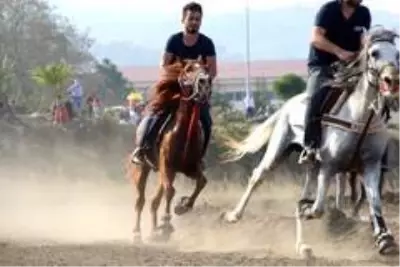 Cumhuriyet Bayramı etkinlikleri kapsamında at yarışları düzenlendi Cumhuriyet Bayramı etkinlikleri kapsamında at yarışları düzenlendi