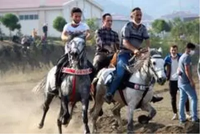 Cumhuriyet Bayramı etkinlikleri kapsamında at yarışları düzenlendi Cumhuriyet Bayramı etkinlikleri kapsamında at yarışları düzenlendi