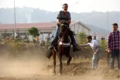 Cumhuriyet Bayramı etkinlikleri kapsamında at yarışları düzenlendi Cumhuriyet Bayramı etkinlikleri kapsamında at yarışları düzenlendi