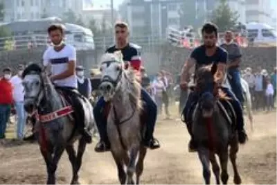 Cumhuriyet Bayramı etkinlikleri kapsamında at yarışları düzenlendi Cumhuriyet Bayramı etkinlikleri kapsamında at yarışları düzenlendi