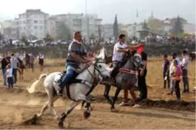 Cumhuriyet Bayramı etkinlikleri kapsamında at yarışları düzenlendi Cumhuriyet Bayramı etkinlikleri kapsamında at yarışları düzenlendi