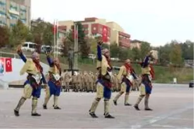 Vali Gürel ve protokol üyeleri üstü açık otobüsle şehir turu attı Vali Gürel ve protokol üyeleri üstü açık otobüsle şehir turu attı