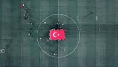 Cumhuriyet Bayramı'nda dev Türk bayrağı açtılar Cumhuriyet Bayramı'nda dev Türk bayrağı açtılar