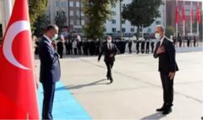 Cumhuriyet tarihinde ilk kez tebrik kabulü açık alanda düzenlendi Cumhuriyet tarihinde ilk kez tebrik kabulü açık alanda düzenlendi