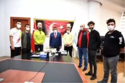 Derebeylerinden Gürkan'a sürpriz kutlama Derebeylerinden Gürkan'a sürpriz kutlama