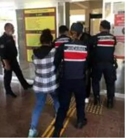 Dikili'de bir kadını gasbeden 3 şüpheliden 2'si tutuklandı Dikili'de bir kadını gasbeden 3 şüpheliden 2'si tutuklandı
