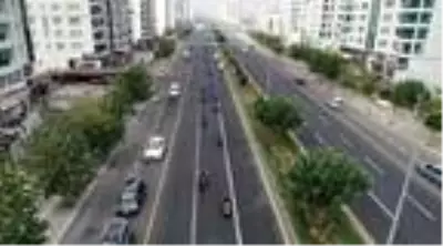 Diyarbakır'da Türk bayraklı motosikletlerle 29 kilometrelik konvoy yaptılar Diyarbakır'da Türk bayraklı motosikletlerle 29 kilometrelik konvoy yaptılar