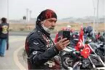 Diyarbakır'da Türk bayraklı motosikletlerle 29 kilometrelik konvoy yaptılar Diyarbakır'da Türk bayraklı motosikletlerle 29 kilometrelik konvoy yaptılar