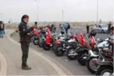 Diyarbakır'da Türk bayraklı motosikletlerle 29 kilometrelik konvoy yaptılar Diyarbakır'da Türk bayraklı motosikletlerle 29 kilometrelik konvoy yaptılar