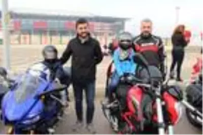 Diyarbakır'da Türk bayraklı motosikletlerle 29 kilometrelik konvoy yaptılar Diyarbakır'da Türk bayraklı motosikletlerle 29 kilometrelik konvoy yaptılar