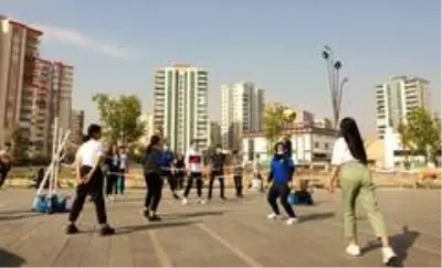 Diyarbakırlı çocuk ve gençlerden spor şöleni coşkusu Diyarbakırlı çocuk ve gençlerden spor şöleni coşkusu