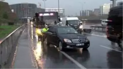 Son dakika haberi! E-5'te mahsur kalan araçları polis ekipleri iterek kurtardı Son dakika haberi! E-5'te mahsur kalan araçları polis ekipleri iterek kurtardı