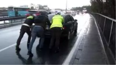 Son dakika haberi! E-5'te mahsur kalan araçları polis ekipleri iterek kurtardı Son dakika haberi! E-5'te mahsur kalan araçları polis ekipleri iterek kurtardı