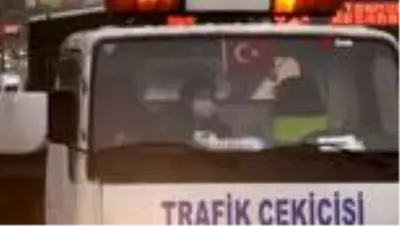 Son dakika haberi! E-5'te mahsur kalan araçları polis ekipleri iterek kurtardı Son dakika haberi! E-5'te mahsur kalan araçları polis ekipleri iterek kurtardı