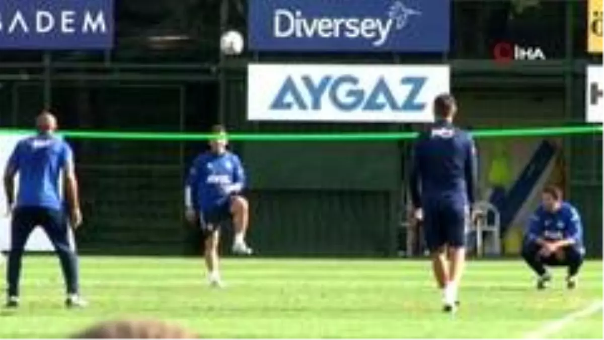 Erol Bulut ve Emre Belözoğlu'ndan ayak tenisi mücadelesi