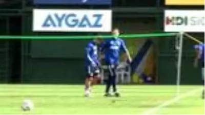 Erol Bulut ve Emre Belözoğlu'ndan ayak tenisi mücadelesi Erol Bulut ve Emre Belözoğlu'ndan ayak tenisi mücadelesi