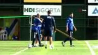 Erol Bulut ve Emre Belözoğlu'ndan ayak tenisi mücadelesi Erol Bulut ve Emre Belözoğlu'ndan ayak tenisi mücadelesi