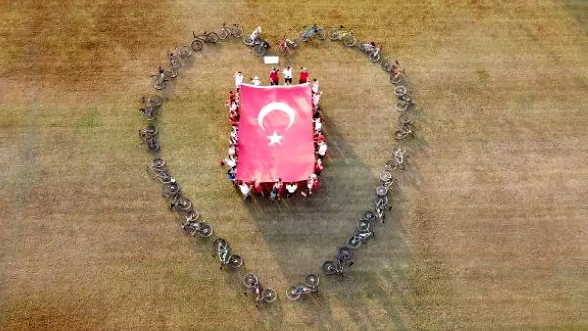 Erzinli bisikletlilerden kalp kareografili 29 Ekim kutlaması