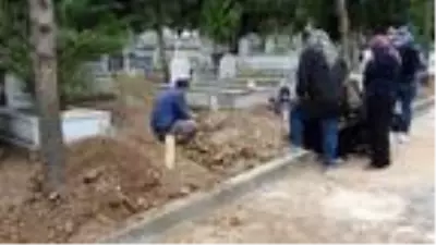 Eski nişanlısının öldürdüğü genç kız ve annesi toprağa verildi Eski nişanlısının öldürdüğü genç kız ve annesi toprağa verildi