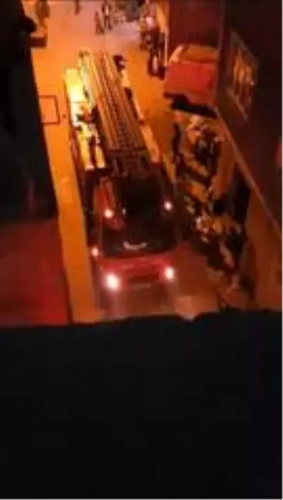 Siirt'te bir evin damında çıkan yangın paniğe neden oldu Siirt'te bir evin damında çıkan yangın paniğe neden oldu