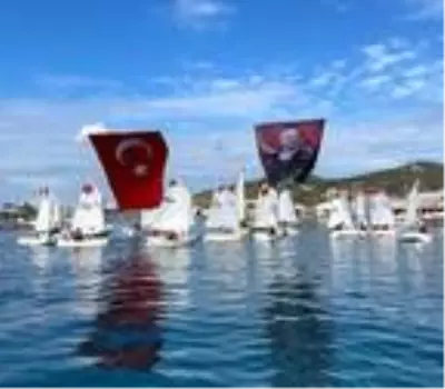 Foçalı yelkenciler Cumhuriyet Bayramı'nı denizde kutladı Foçalı yelkenciler Cumhuriyet Bayramı'nı denizde kutladı