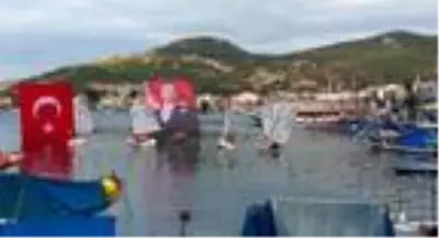 Foçalı yelkenciler Cumhuriyet Bayramı'nı denizde kutladı Foçalı yelkenciler Cumhuriyet Bayramı'nı denizde kutladı