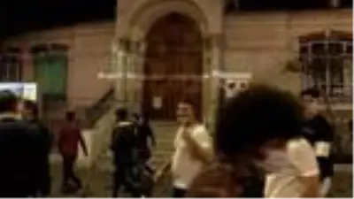 FRANSA BAŞKONSOLOSLUĞU'NDA IŞIKLI PROTESTO FRANSA BAŞKONSOLOSLUĞU'NDA IŞIKLI PROTESTO