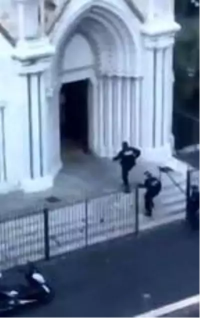 Fransa'da bıçaklı saldırı: 3 ölü Fransa'da bıçaklı saldırı: 3 ölü