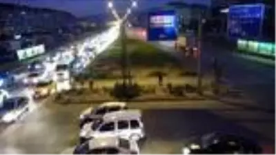 Freni arızalanan kamyon 3 otomobile çarptı Freni arızalanan kamyon 3 otomobile çarptı
