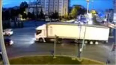 Freni arızalanan kamyon 3 otomobile çarptı Freni arızalanan kamyon 3 otomobile çarptı