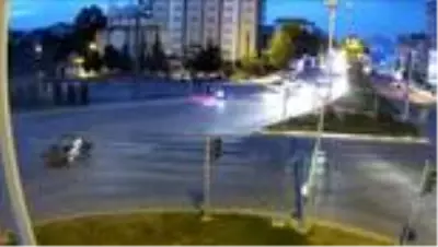 Freni arızalanan kamyon 3 otomobile çarptı Freni arızalanan kamyon 3 otomobile çarptı