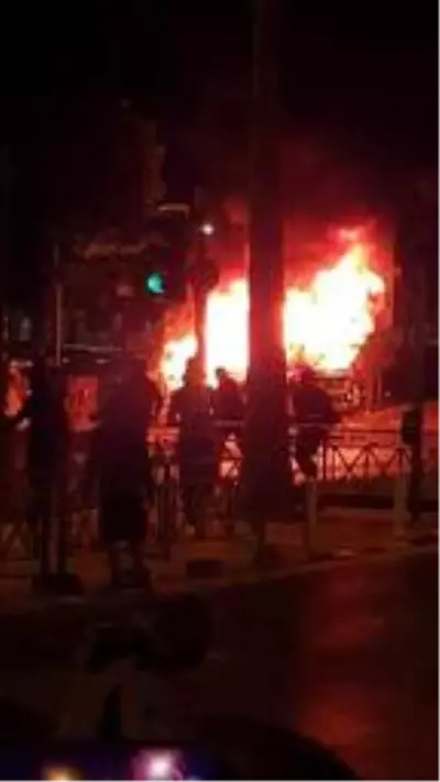Son dakika: Güney Kıbrıs'ta halk sokağa döküldü Son dakika: Güney Kıbrıs'ta halk sokağa döküldü