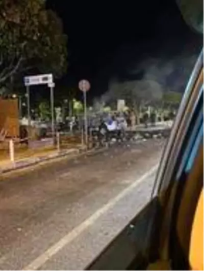 Son dakika: Güney Kıbrıs'ta halk sokağa döküldü Son dakika: Güney Kıbrıs'ta halk sokağa döküldü