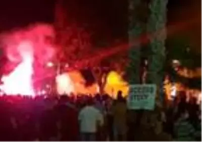 Son dakika: Güney Kıbrıs'ta halk sokağa döküldü Son dakika: Güney Kıbrıs'ta halk sokağa döküldü
