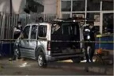 Hafif ticari araç, market önünde yemek yiyenlere çarptı: 8 yaralı Hafif ticari araç, market önünde yemek yiyenlere çarptı: 8 yaralı