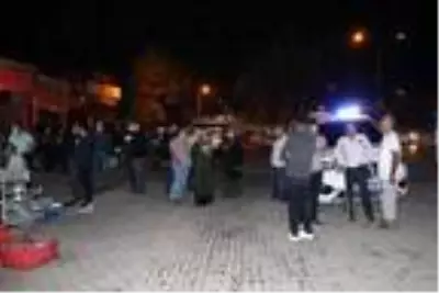 Hafif ticari araç, market önünde yemek yiyenlere çarptı: 8 yaralı Hafif ticari araç, market önünde yemek yiyenlere çarptı: 8 yaralı