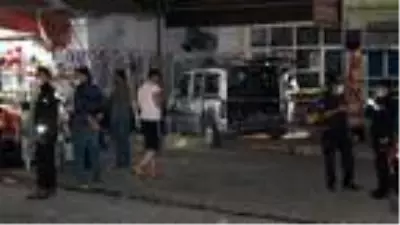 Hafif ticari araç, market önünde yemek yiyenlere çarptı: 8 yaralı Hafif ticari araç, market önünde yemek yiyenlere çarptı: 8 yaralı