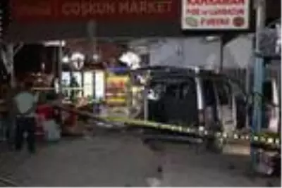 Hafif ticari araç, market önünde yemek yiyenlere çarptı: 8 yaralı Hafif ticari araç, market önünde yemek yiyenlere çarptı: 8 yaralı