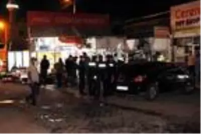 Hafif ticari araç, market önünde yemek yiyenlere çarptı: 8 yaralı Hafif ticari araç, market önünde yemek yiyenlere çarptı: 8 yaralı