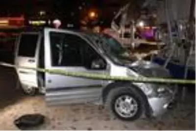 Hafif ticari araç, market önünde yemek yiyenlere çarptı: 8 yaralı Hafif ticari araç, market önünde yemek yiyenlere çarptı: 8 yaralı