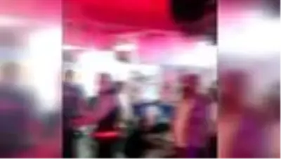Hafif ticari araç marketin önünde oturanlara çarptı: 8 yaralı Hafif ticari araç marketin önünde oturanlara çarptı: 8 yaralı