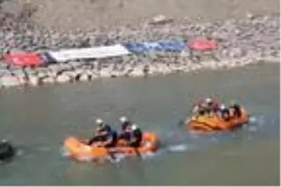 Hakkari'de düzenlenen Türkiye Rafting Şampiyonası sona erdi Hakkari'de düzenlenen Türkiye Rafting Şampiyonası sona erdi