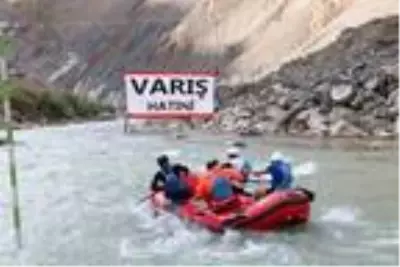 Hakkari'de düzenlenen Türkiye Rafting Şampiyonası sona erdi Hakkari'de düzenlenen Türkiye Rafting Şampiyonası sona erdi