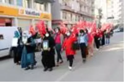 HDP'li milletvekili, kadınların teröre tepki eylemini engellemek istedi HDP'li milletvekili, kadınların teröre tepki eylemini engellemek istedi