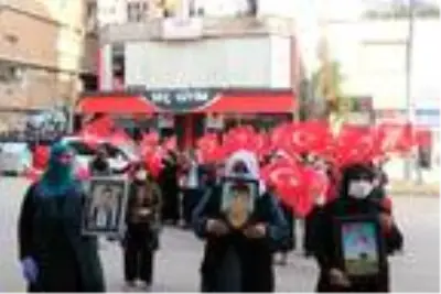 HDP'li milletvekili, kadınların teröre tepki eylemini engellemek istedi HDP'li milletvekili, kadınların teröre tepki eylemini engellemek istedi