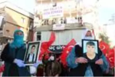 HDP'li milletvekili, kadınların teröre tepki eylemini engellemek istedi HDP'li milletvekili, kadınların teröre tepki eylemini engellemek istedi